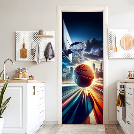 Deursticker met basketbal bij een basket, stad op achtergrond met lichtbanen.