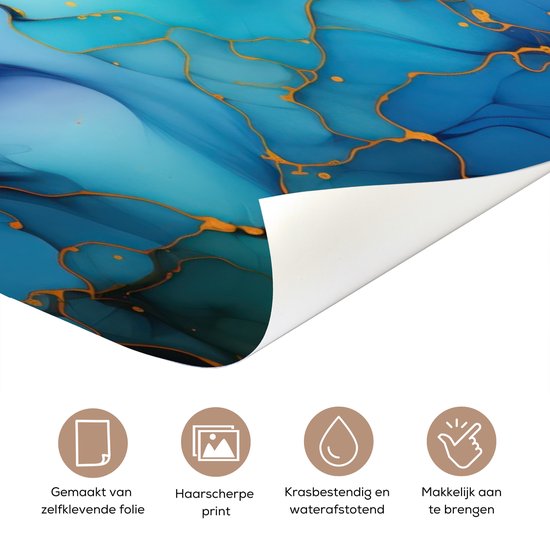 Close-up van een blauwe, marmerachtige folie met gouden lijnen. Iconen tonen "zelfklevende folie", "haarscherpe print", "krasbestendig en waterafstotend", "makkelijk aan te brengen".