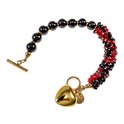 Armband met schakel, gouden hartbedel en rode en zwarte kristallen. De rest van de armband bestaat uit zwarte kralen met gouden accenten.