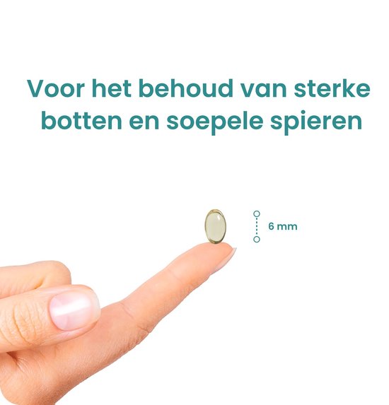 Een wijsvinger die een kleine gele vitamine D capsule vasthoudt. De capsule is 6mm.