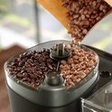 Koffiebonen worden in een tweevoudige reservoir gegoten, met donkere en lichte bonen gescheiden.