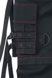 Detail van een zwarte cargobroek met rode stiksels, gespen en riemen.