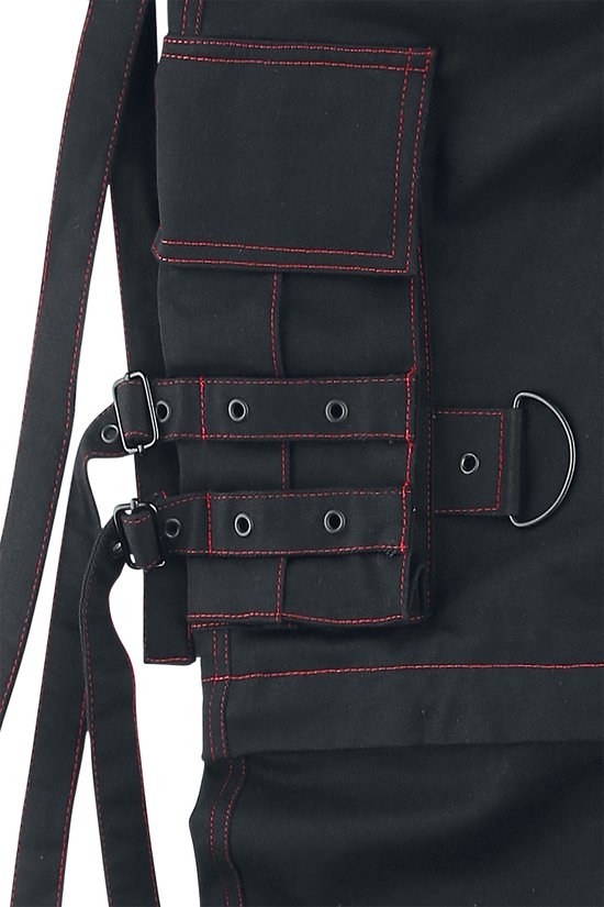 Detail van een zwarte cargobroek met rode stiksels, gespen en riemen.