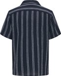 Achterkant van een donkerblauw gestreept overhemd met korte mouwen.