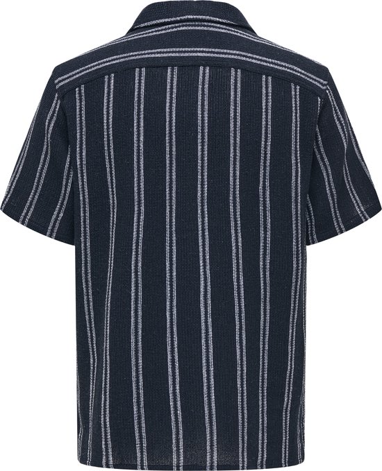 Achterkant van een donkerblauw gestreept overhemd met korte mouwen.