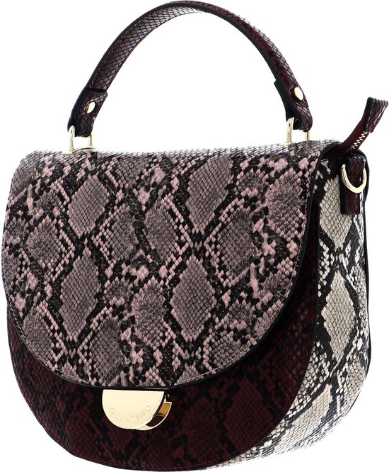 Sac à main en cuir de serpent bordeaux et rose avec une boucle, un fond incurvé et une courte anse.