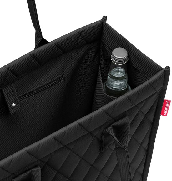 Zwarte Reisenthel shopper met ruitjespatroon, open vakken en een fles.