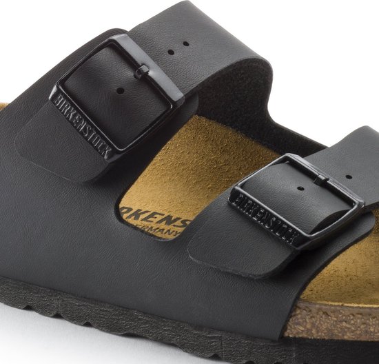 Zwarte Birkenstock Arizona slippers met metalen gespen en kurken zool.