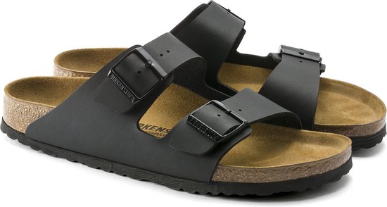 Zwarte Birkenstock Arizona slipper met twee gespen, op de zijkant gefotografeerd.