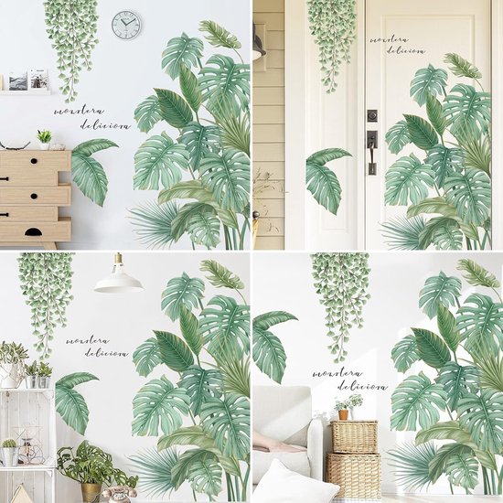 Vier afbeeldingen van een muursticker met groene Monstera deliciosa bladeren en hangende varens in verschillende woonruimtes, zoals een woonkamer en slaapkamer.