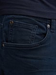 Detail van de voorzak van een donkerblauwe jeans.