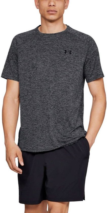 Man met een zwart gemêleerd sportshirt met korte mouwen.