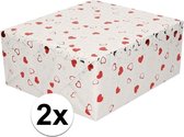 2x Inpakfolie/cadeaufolie metallic wit met rode hartjes en zilveren 150 x 70 cm per rol - kadofolie / cadeaufolie/folie