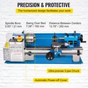 Blauwe minidraaibank met labels die specificaties tonen zoals 'Spindelboord: 0.83" / 21 mm' en 'Variabele snelheid'.