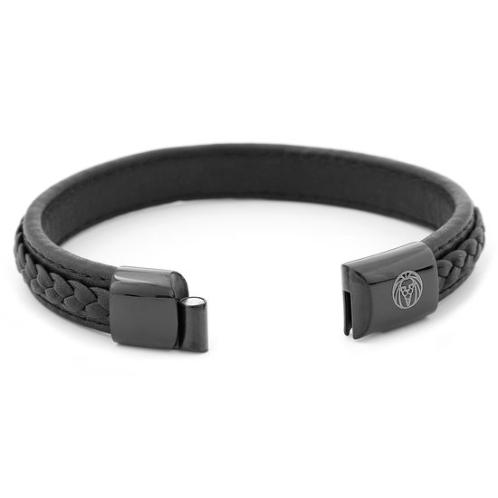 Zwarte gevlochten leren armband, magnetische sluiting met leeuwenlogo, open.