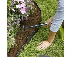 Onkruidharken zijn tuingereedschappen met een lange steel die gebruikt worden om onkruid te verwijderen.