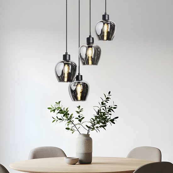Drie hanglampen met rookglazen kappen in druppelvorm, met zichtbare gloeidraadlampen.