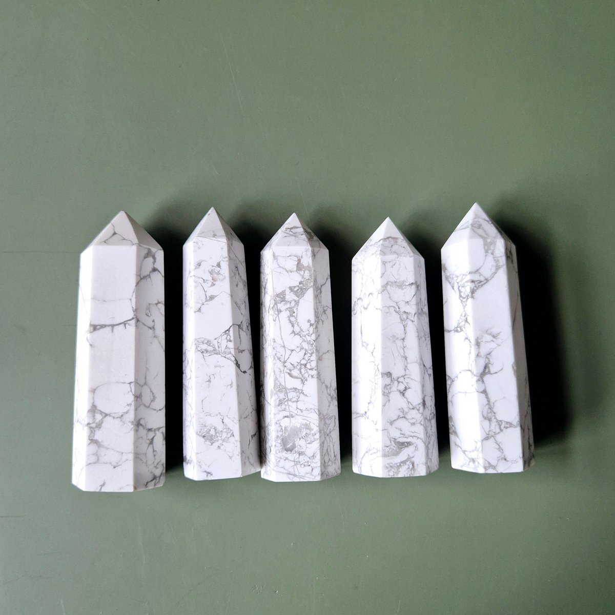 Moonlight Gemstones Howliet Edelsteen Toren 8-10cm / Howlite Obelisk Rust Knuffelsteen