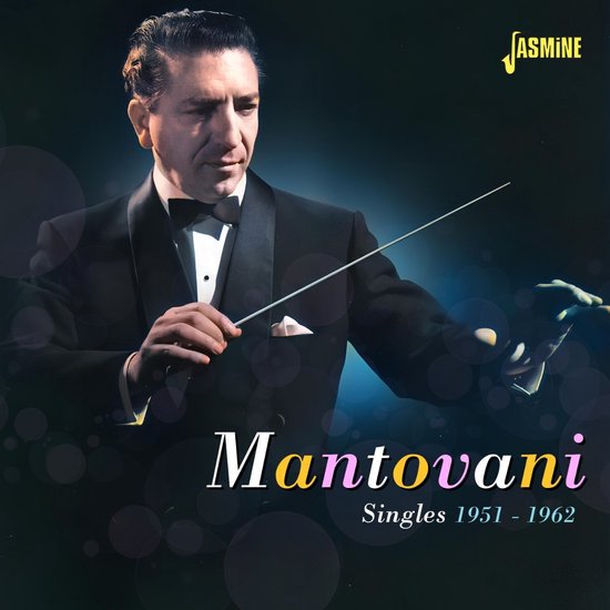 Mantovani dirigeert met een staf, gekleed in een smoking. Titel: Mantovani Singles 1951-1962.