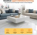 Moderne woonkamer met witte salontafel op transparante vloerbeschermer, met iconen voor krasbescherming, transparant, extra sterk PVC en geluidsdempend.