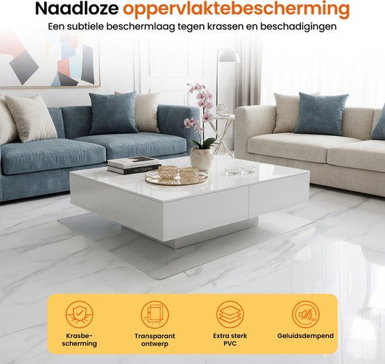 Moderne woonkamer met witte salontafel op transparante vloerbeschermer, met iconen voor krasbescherming, transparant, extra sterk PVC en geluidsdempend.