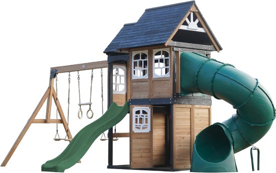 Houten speeltoestel met huisje, schommels, trapeze, klimwand, bank en groene glijbaan en buisglijbaan.