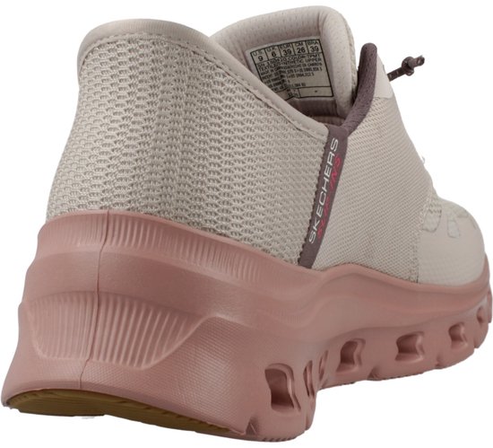 Zijaanzicht van een lichtbruine Skechers instapper met roze zool en 'Skechers' logo.