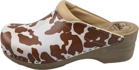 Linker klomp van wit leer met bruine koeienvlekkenprint en beige leren rand. Beige zool.