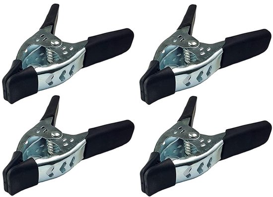 Vier zilverkleurige metalen veerklemmen met zwarte handvatten, close-up.