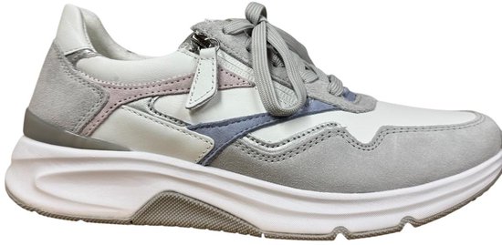 Wit lederen sneaker met grijze en pastelkleurige details en veters.