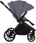 Grijze kinderwagen met verstelbare zitting, XXL kap en grote wielen.