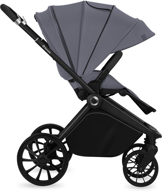 Grijze kinderwagen met verstelbare zitting, XXL kap en grote wielen.