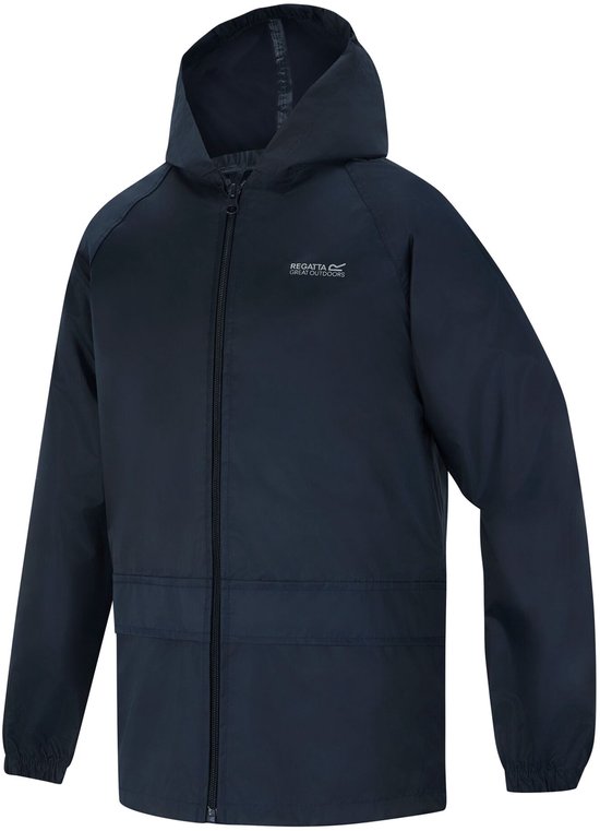 Donkerblauwe regenjas met capuchon en rits, gedragen door een model.