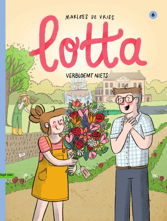 Lotta, een meisje met een gele tuinbroek, geeft een boeket bloemen aan haar vader. Een tuinman werkt op de achtergrond.