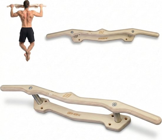 Een man doet een pull-up aan een houten optrekstang. Twee close-ups van de houten optrekstang.