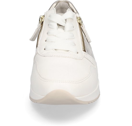 Vooraanzicht van een witte Gabor sneaker met veters en gouden ritsen.