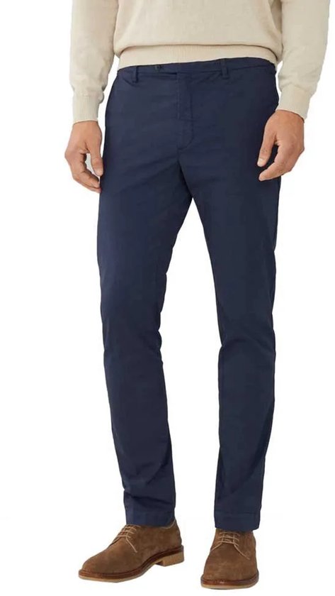Pantalon chino bleu marine porté par un homme avec un pull beige et des chaussures marron, vu de face.
