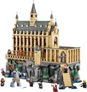 LEGO Harry Potter Poudlard le Grand Hall. Des personnages se tiennent sur les rochers et près de l'entrée du château.