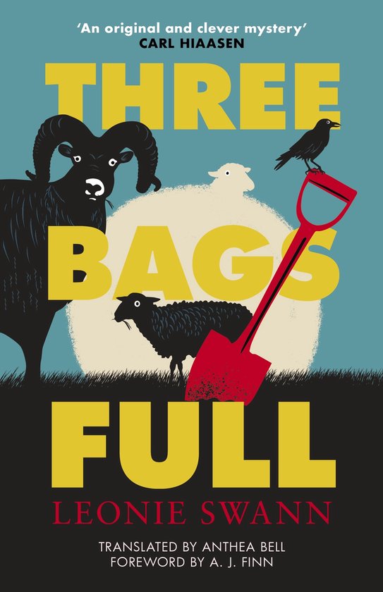 Boekomslag met de titel 'THREE BAGS FULL' door Leonie Swann. Een zwarte ram, twee zwarte schapen en één wit schaap staan voor een rode schep. Geciteerd: 'An original and clever mystery' Carl Hiaasen.
