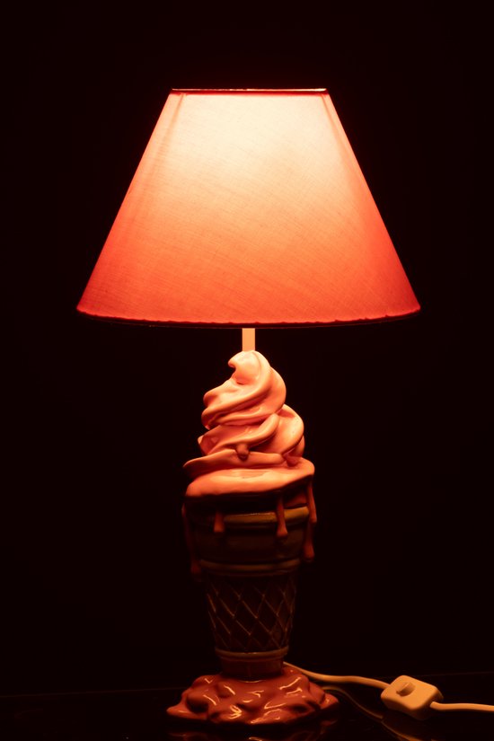 Roze lamp in de vorm van een ijshoorntje met roze softijs, met een oranje lampenkap. De lamp is verlicht.