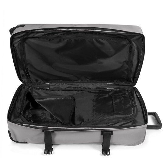 Openstaande grijze Eastpak koffer met zwart interieur en diverse opbergvakken.