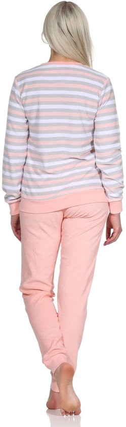 Achterkant van een damespyjama met lange mouwen, met horizontale strepen in wit, grijs en roze. De broek is effen roze.