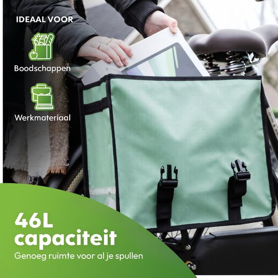 Mintgroene dubbele fietstas van 46L met zwarte gespen, ideaal voor boodschappen en werkmateriaal.