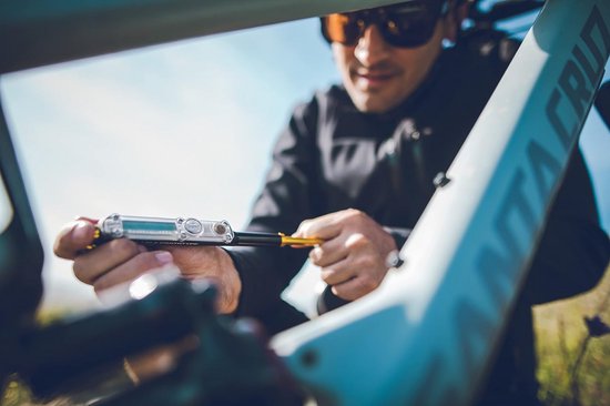 Digitale Schokdemper Pomp voor Fiets, Luchtpomp met Manometer, Zwart/Goud — afbeelding 2