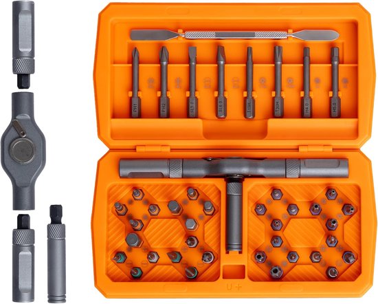 Grijze ratel met gebogen handvat en zes accessoires. Oranje koffer met diverse schroefbits en magnetische bithouder.