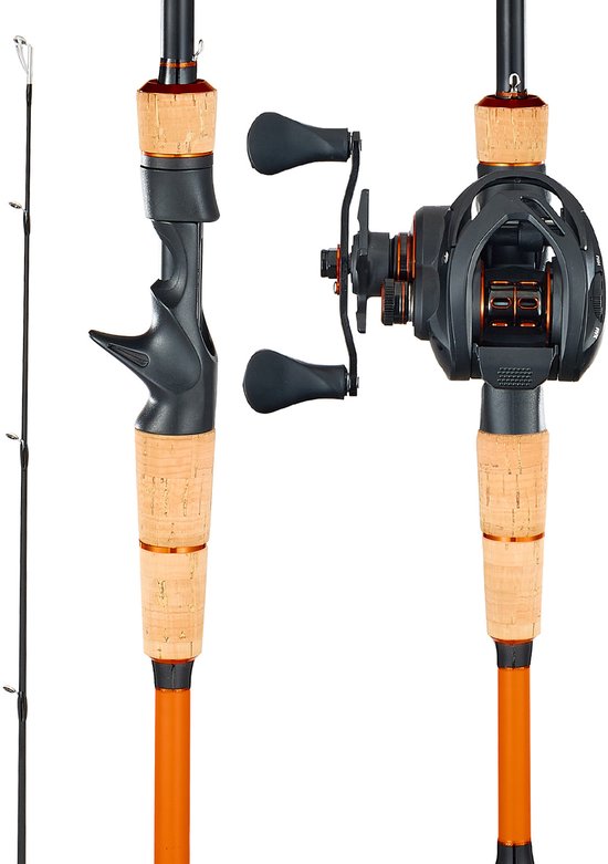 Zwarte hengel met oranje accenten en een baitcasting reel. Kurken handvatten.