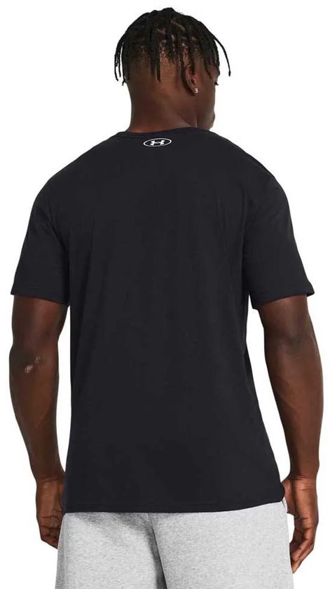 Zwarte sportshirt met Under Armour logo op de rug.