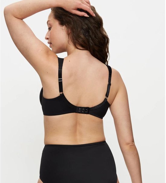 Model van achteren gezien met zwarte beha, voorgevormde cups, mesh-inzetstukken en brede bandjes.