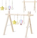 Collage van een houten babygym met zachte hangers, een gedemonteerde standaard en een close-up van de hangers.