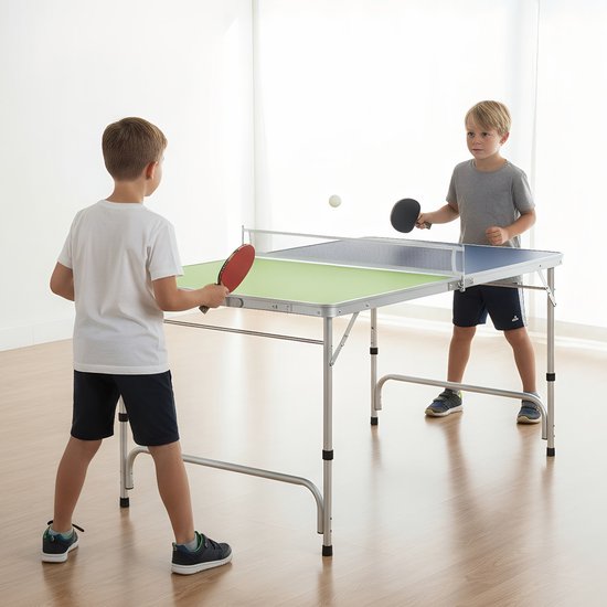 Twee jongens spelen tafeltennis op een inklapbare tafel met blauwe en groene speelhelften, wit t-shirt en grijze t-shirt.